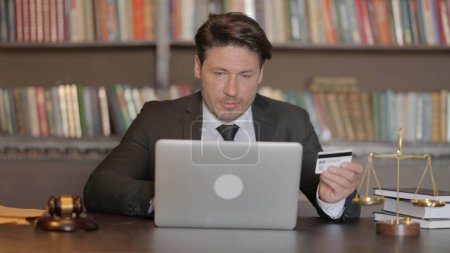 Foto de Hombre Abogado haciendo compras en línea en el ordenador portátil - Imagen libre de derechos