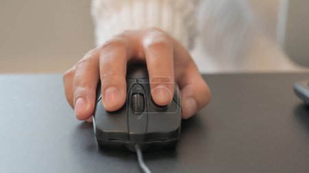 Gros plan de la main en utilisant la souris d'ordinateur pour le travail