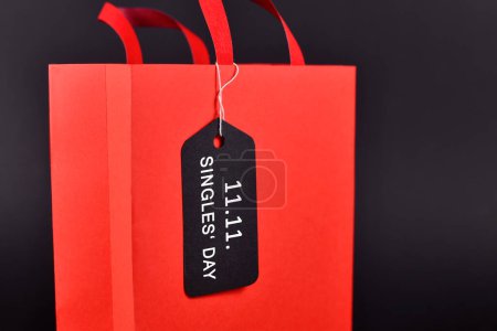 Bolsa de compras con etiqueta que dice '11.11. Singles 'Day', un día festivo no oficial chino y temporada de compras que celebra a las personas que no están en relaciones