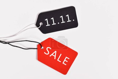 Etiquetas con texto '11.11.' y 'SALE for Singles' Day ', un día festivo no oficial chino y temporada de compras que celebra a las personas que no están en relaciones