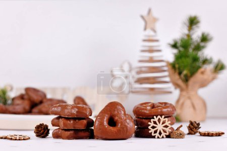Galletas de Navidad tradicionales de pan de jengibre esmaltado alemán llamado 'Lebkuchen' en varias formas