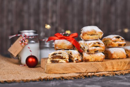 Petits morceaux de gâteau allemand Stollen, un pain aux fruits avec des noix, des épices et des fruits secs avec du sucre en poudre traditionnellement servi pendant la période de Noël 