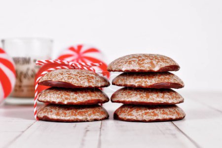 Biscuit de Noël traditionnel allemand en pain d'épice rond glacé appelé 'Lebkuchen'