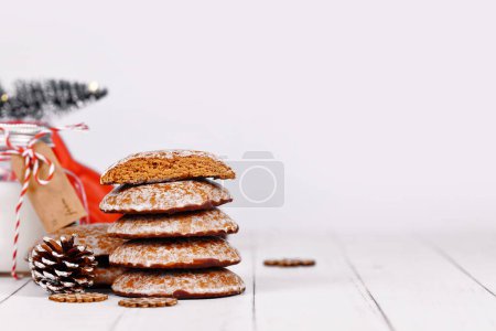 Pila de pan de jengibre que se muestra dentro de la tradicional galleta de Navidad esmaltada redonda alemana llamada 'Lebkuchen'
