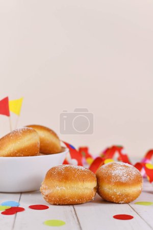 Téléchargez les photos : Traditionnel allemand 'Berliner Pfannkuchen', un beignet sans trou rempli de confiture. Traditionnel servi pendant le carnaval. - en image libre de droit