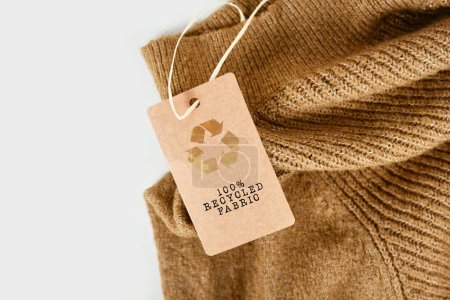 Téléchargez les photos : Knitted eco friendly cotton fabric with 100 percent recycled label - en image libre de droit