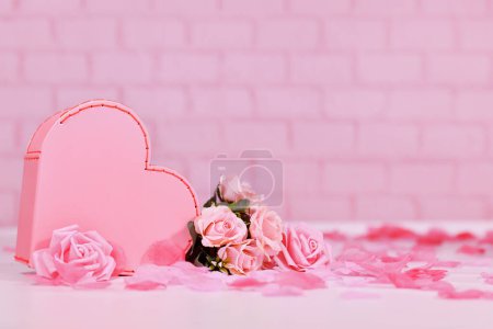 Foto de Valentine's Day composition with heart shaped box and rose flowers on pink background with copy space - Imagen libre de derechos