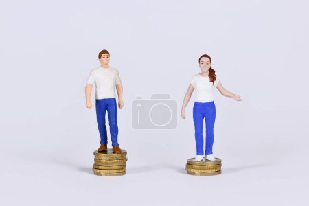 Téléchargez les photos : Concept d'écart de rémunération entre les sexes avec l'homme et la femme debout sur différentes quantités de pièces - en image libre de droit