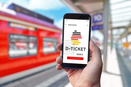 Téléchargez les photos : Allemagne - Avril 2023 : Application mobile pour 49 Euro ticket, également appelé "Deutschlandticket" pour les transports publics en Allemagne - en image libre de droit