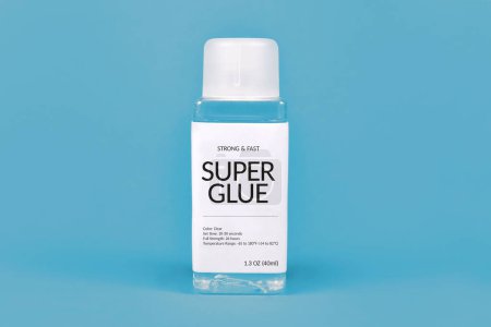Superklebeflasche auf blauem Hintergrund