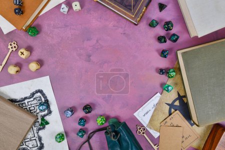 Tabletop-Rollenspiel flacher Hintergrund mit bunten Rollenspielwürfeln, Regelbüchern, Dungeon-Karte 