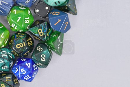 Téléchargez les photos : Bleue et verte jeu de rôle dés RPG sur le côté de fond gris avec espace de copie vierge - en image libre de droit