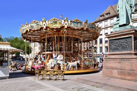 Foto de Estrasburgo, Francia - septiembre 2023: Carrusel 'llamado Carrousel de la Place Gutenberg' en el centro histórico de la ciudad - Imagen libre de derechos