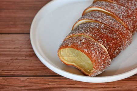 Téléchargez les photos : Gros plan de 'Kurtoskalacs', un gâteau à la broche avec du sucre de Hongrie et de Roumanie fabriqué à partir de lanières de pâte à levure douce - en image libre de droit