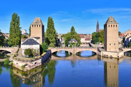 Straßburg, Frankreich: Historischer Turm der Brücke "Ponts Couvert" als Teil der Verteidigungsarbeiten, die im 13. Jahrhundert an der Ill im Viertel Petite France in Straßburg errichtet wurden