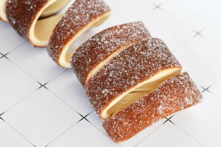 Téléchargez les photos : Gros plan de 'Kurtoskalacs', un gâteau à la broche avec du sucre de Hongrie et de Roumanie fabriqué à partir de levure douce bande de pâte - en image libre de droit
