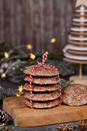 Montones de galletas tradicionales de jengibre redondo alemán llamado 'Lebkuchen' con decoración de temporada