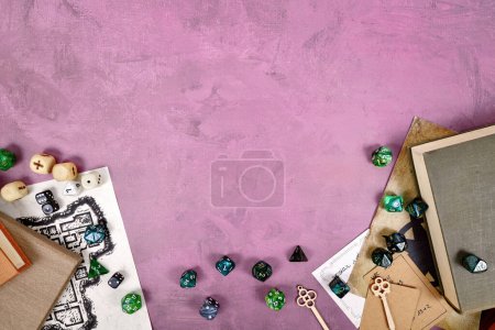 Tabletop-Rollenspiel flach gelegt mit bunten Rollenspielwürfeln, Regelbüchern, Dungeon-Karte auf lila Hintergrund mit Kopierschutz
