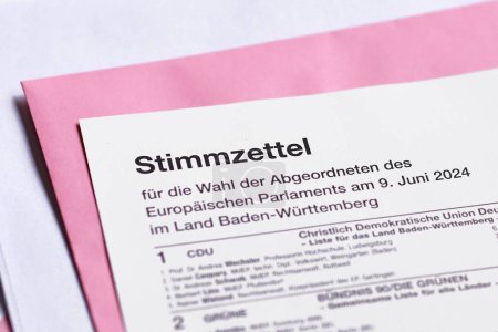 Foto de Alemania - mayo de 2024: papeleta electoral alemana para las elecciones al Parlamento Europeo. 'Bundestagswahl' en alemán - Imagen libre de derechos