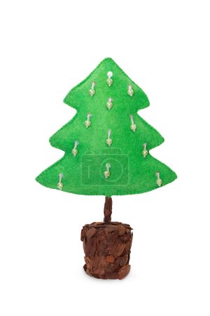 Foto de Árbol de Navidad cosido verde hecho a mano de fieltro con cuentas en pedestal de corteza de madera sobre fondo blanco aislado. Año Nuevo. Copiar espacio - Imagen libre de derechos