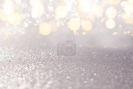 Téléchargez les photos : Argent flou avec fond jaune déconcentré avec éclat. Noël, Nouvel An, 8 mars, anniversaire, Journée internationale de la femme. Espace de copie - en image libre de droit