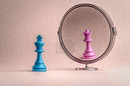 Foto de Imagen conceptual para representar identidad sexual y transición de género. Un rey de ajedrez azul que representa al macho se ve a sí mismo como una mujer, la reina rosa, en el espejo. Ilustración 3D. - Imagen libre de derechos