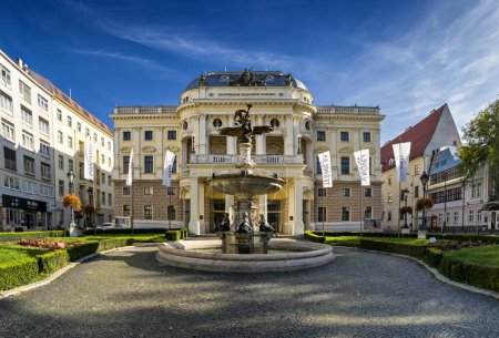 Téléchargez les photos : Théâtre national slovaque, Fontaine de Ganymède, Bratislava, Slovaquie. - en image libre de droit
