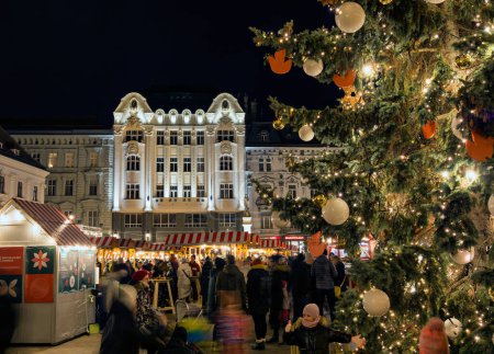 Téléchargez les photos : Noël à Bratislava, Place principale, bâtiment art nouveau, Vieille ville, Slovaquie. - en image libre de droit