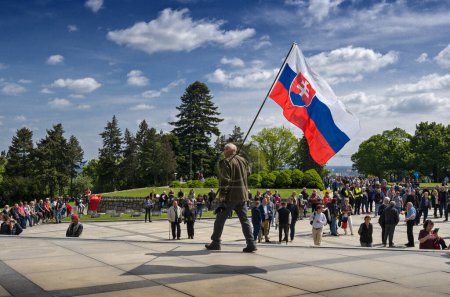 Téléchargez les photos : Dépôt de gerbes au Mémorial militaire des Slaves, Célébration de la libération Bratislava, Slovaquie. - en image libre de droit