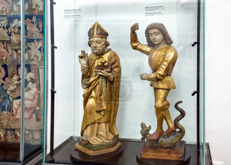 Téléchargez les photos : Saint Nicolas, Saint Georges, statues en bois, intérieur du château de Bojnice. - en image libre de droit