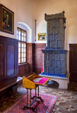 Téléchargez les photos : Intérieur du château à Bojnice, meubles historiques, table de cartes, Slovaquie. - en image libre de droit