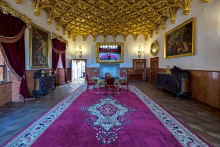 Téléchargez les photos : Intérieur du château à Bojnice, doré, plafond sculpté, meubles historiques, Slovaquie. - en image libre de droit