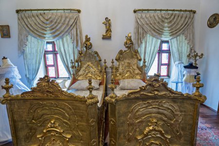 Téléchargez les photos : Intérieur du château à Bojnice, chambre à coucher, lits doubles, meubles historiques, Slovaquie. - en image libre de droit