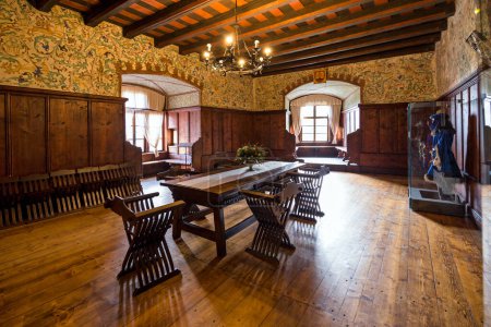 Téléchargez les photos : Intérieur du château d'Orava à Oravsky Podzamok, meubles historiques, Slovaquie. - en image libre de droit
