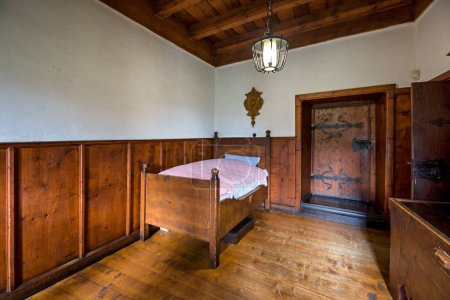 Téléchargez les photos : Intérieur du château d'Orava à Oravsky Podzamok, chambre à coucher, lit, meubles historiques, Slovaquie. - en image libre de droit
