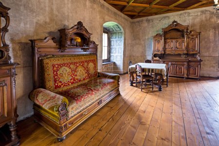 Téléchargez les photos : Intérieur du château d'Orava à Oravsky Podzamok, canapé, fauteuil, meubles historiques, Slovaquie. - en image libre de droit