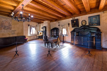 Téléchargez les photos : Intérieur du château d'Orava à Oravsky Podzamok, canapé, fauteuil, meubles historiques, Slovaquie. - en image libre de droit