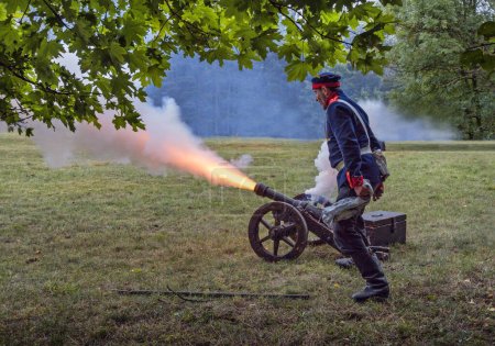 Foto de Reconstrucción de la batalla de Lamac, desde 1866, disparo de cañón, Eslovaquia. - Imagen libre de derechos