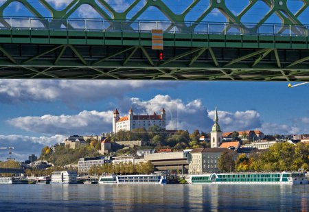 Foto de Bratislava vista a la ciudad, Danubio, Stary most, castillo, Eslovaquia. - Imagen libre de derechos