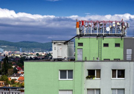 Antennes et transmetteurs sur le toit d'un bloc d'appartements, Bratislava, Slovaquie.