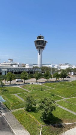 Téléchargez les photos : Tour de contrôle de l'aéroport supervisant les opérations par temps clair - en image libre de droit