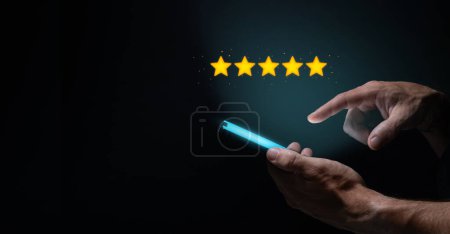 Téléchargez les photos : Revue des clients, 5 Star Review sur un téléphone intelligent - en image libre de droit