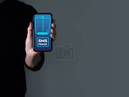 Concepto de teléfono de fraude SMS, Hombre que sostiene el teléfono con alerta de mensaje de texto en la pantalla