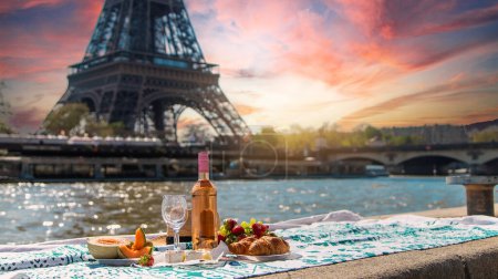Picknick und Wein in der Nähe des Eiffelturms Selektiver Fokus. Lebensmittel.