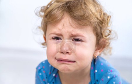 Foto de Niña llorando lágrimas cara chica. Enfoque selectivo. Niño.. - Imagen libre de derechos