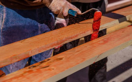 Foto de Tratar la tabla de madera con un antiséptico. Enfoque selectivo. Naturaleza. - Imagen libre de derechos