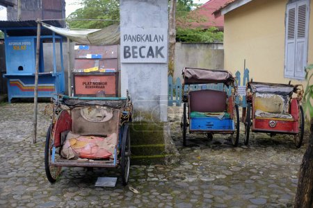 Foto de Yogyakarta, Indonesia, 27 de marzo de 2022. La base de pedicab con varias unidades de pedicabs que han sido dañados y abandonados parece que no se ha utilizado durante mucho tiempo. - Imagen libre de derechos