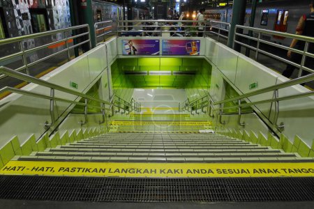 Foto de Yakarta, Indonesia, 10 de agosto de 2023. Escalera de acceso por carretera a través del metro para los pasajeros del tren en la estación de Gambir. - Imagen libre de derechos