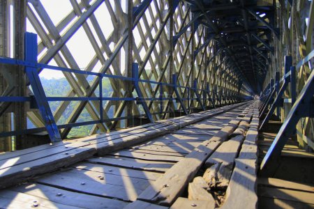 Die Cirahong-Brücke, die die Gebiete Tasikmalaya und Ciamis in Westjava verbindet, wurde 1893 von der niederländischen Regierung in Ostindien erbaut..