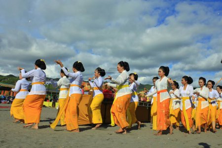 Téléchargez les photos : Parangkusumo Beach, Yogyakarta, Indonésie, 11 mars 2018. Belles femmes hindoues se déplacent gracieusement à la danse Rejang lors de la célébration de la cérémonie religieuse Melasti. - en image libre de droit